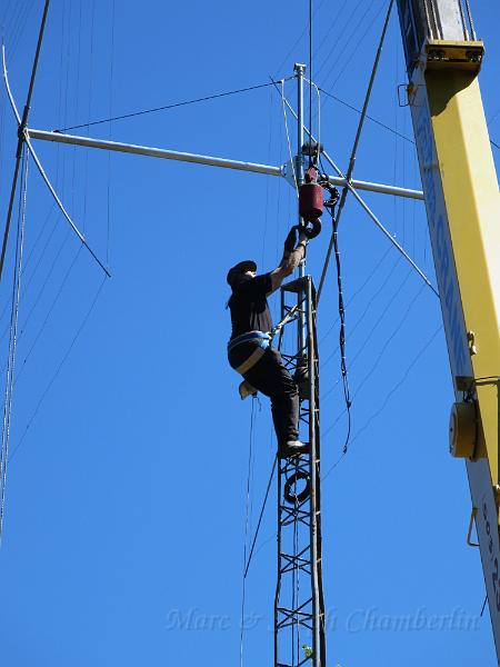 IMG_0673.JPG - Releasing the crane hook from the antenna's lift cable.