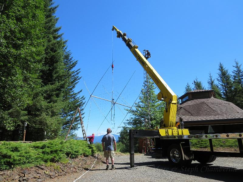 IMG_0655.JPG - Starting to lift the antenna!